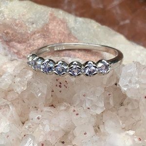 Silver Ring size 9
Reposhing (to buy something else 😉)